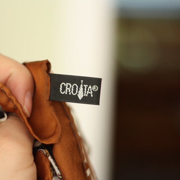 CROATA Celtic-like silk Scarf - Picture 4 of 5